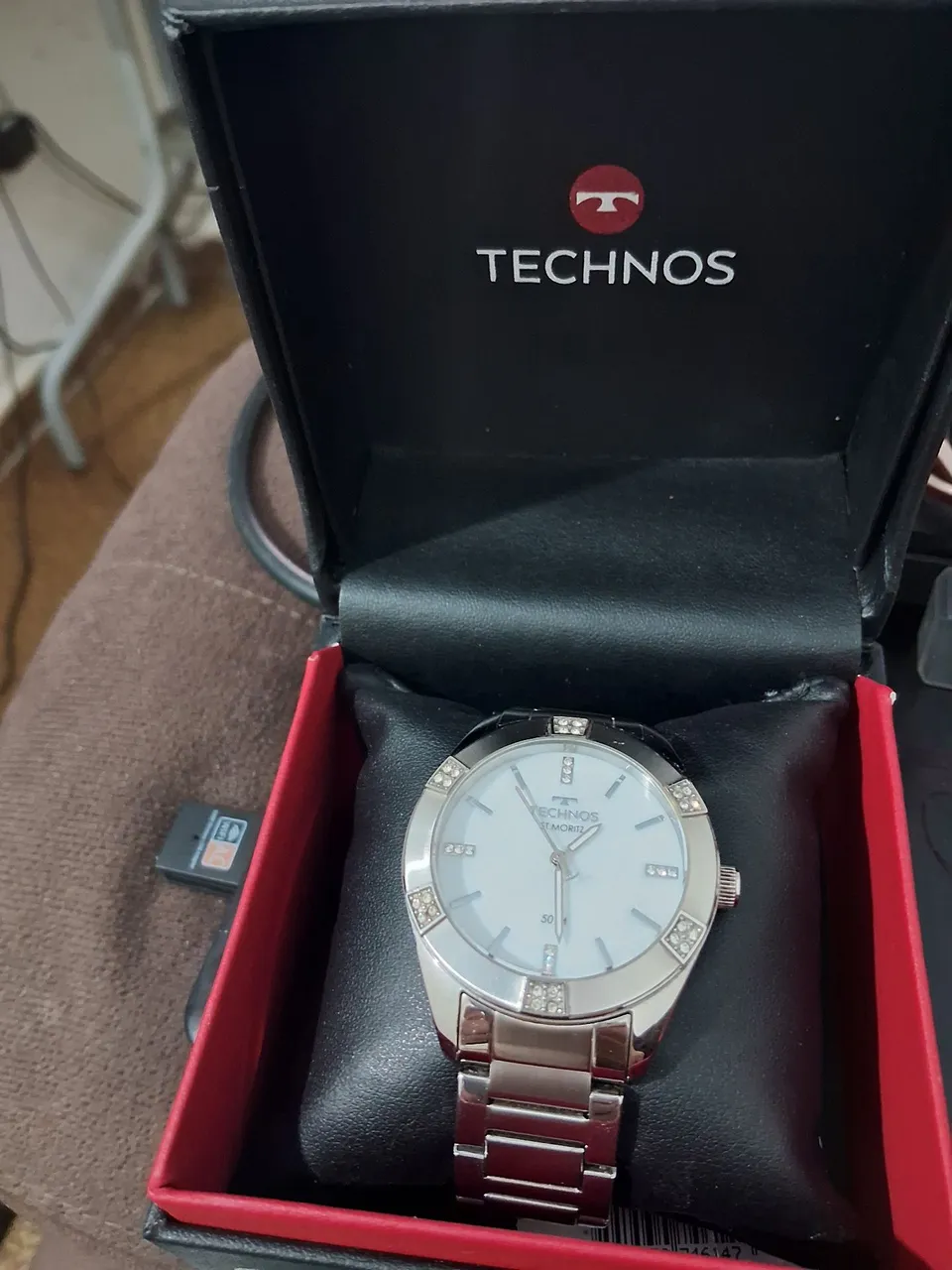 Relógio Technos Feminino com Detalhes em Strass semi novo