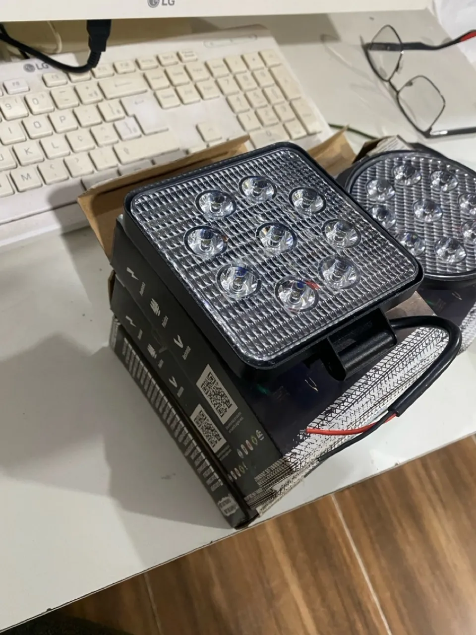 Farol LED Quadrado 9 LEDs - Acessórios para carros