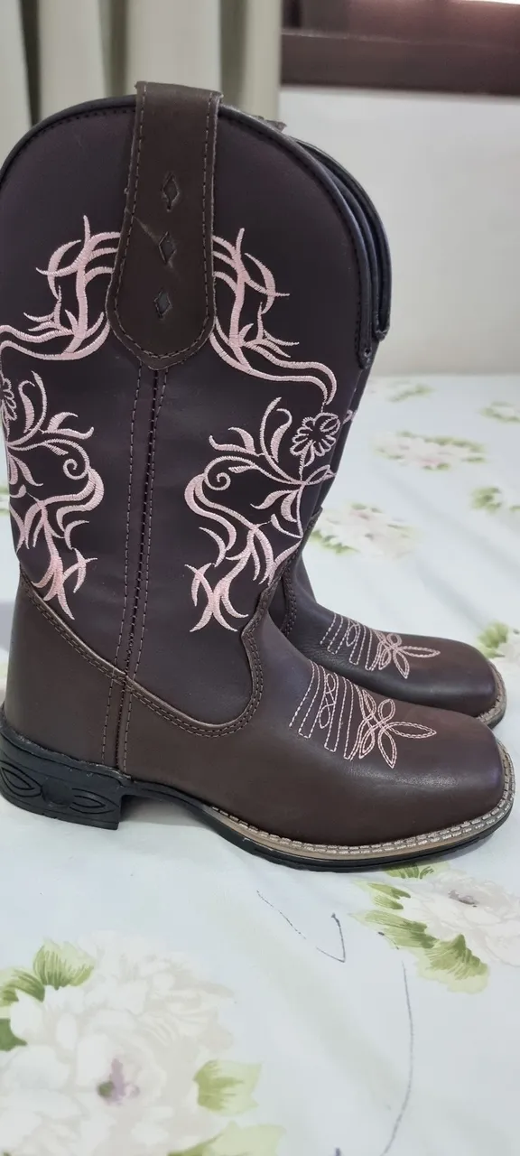 Botas infantis marrons com detalhes em rosa