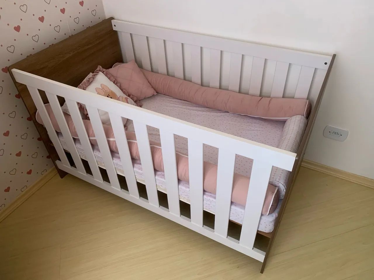 Berço de bebê com detalhes em madeira