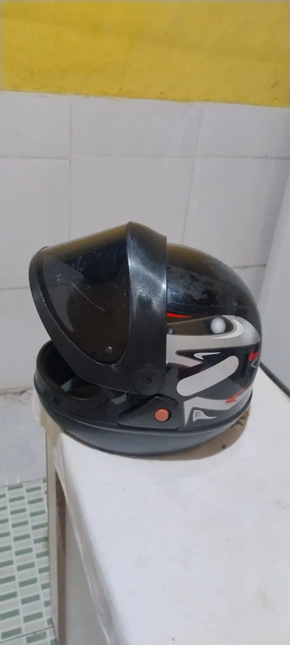 Capacete de Moto Preto com Design Esportivo