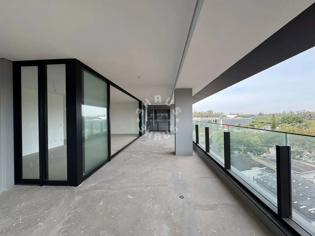 Apartamento alto padrão no Ibirapuera com 231m², 3 suítes, varanda. 4 vagas de garagem!