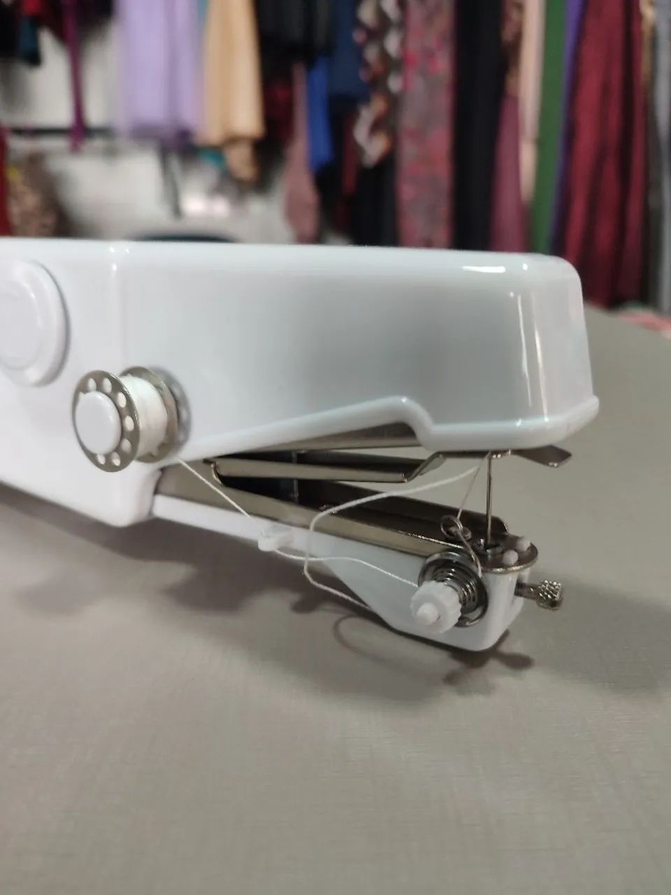 Máquina de Costura Portátil - Ideal para pequenos reparos! - Foto 3