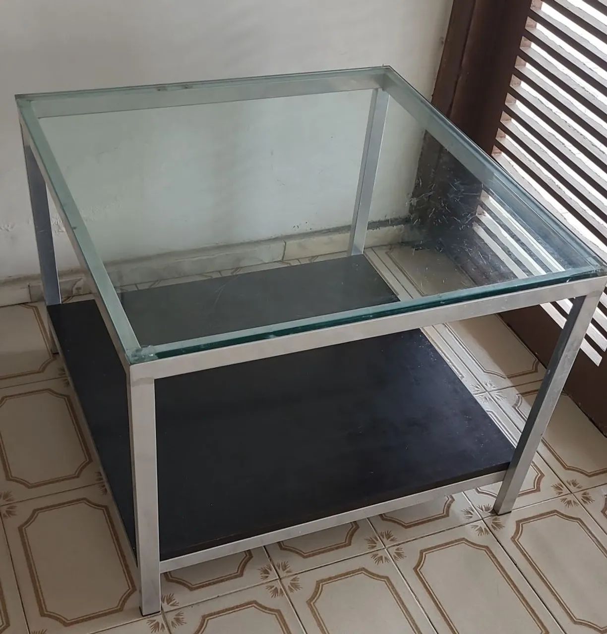 Mesa de centro de vidro e metal