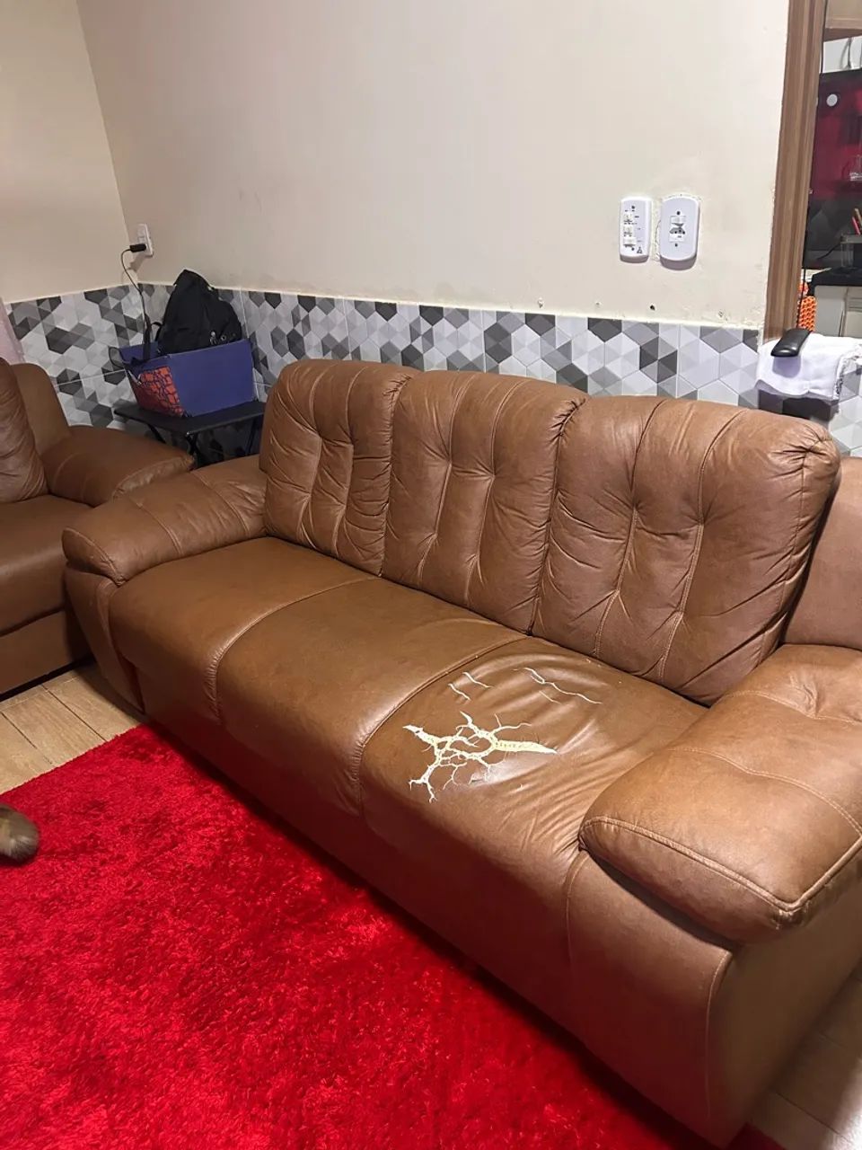 Sofá de Couro Marrom com Detalhes64385783278467120