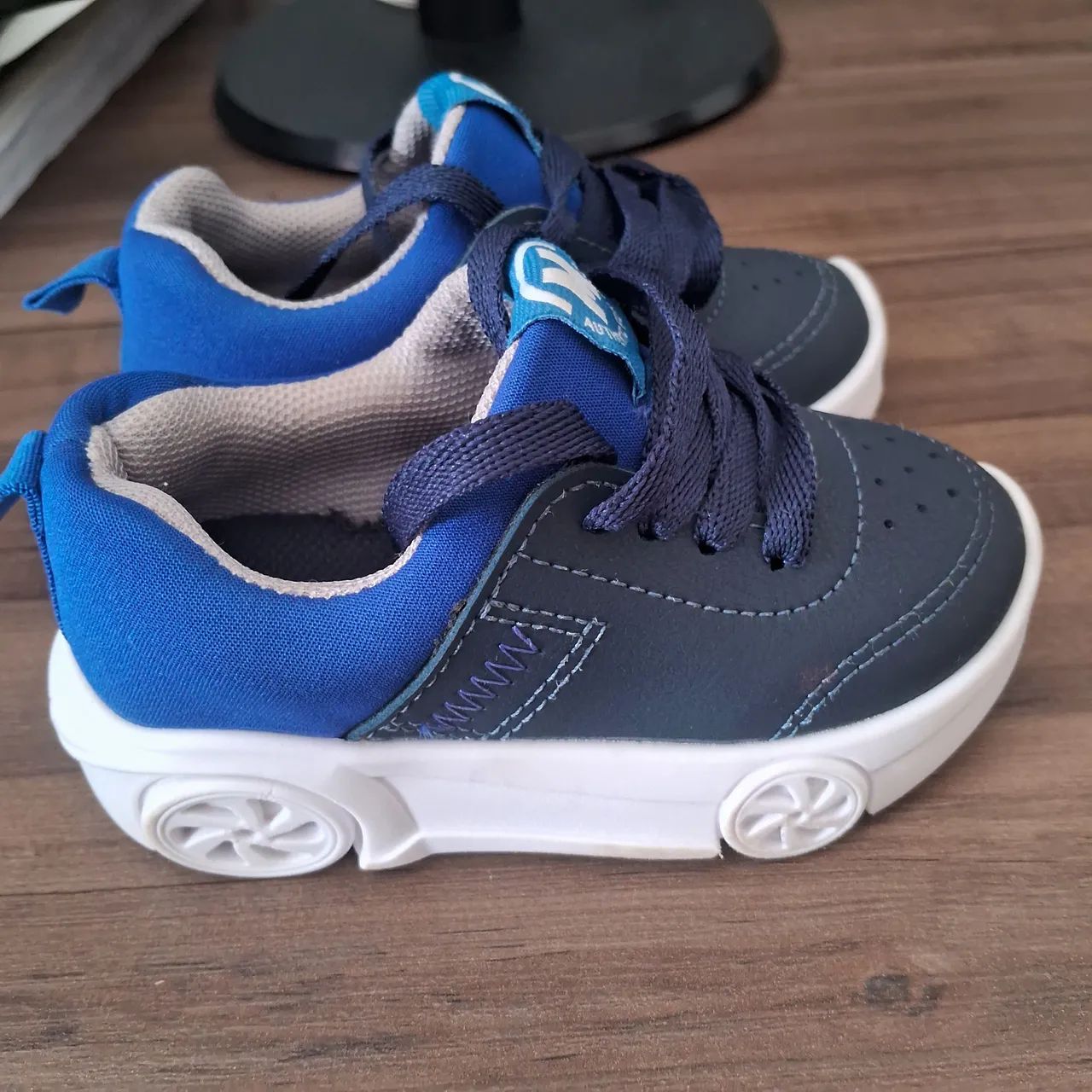 Tênis Infantil com Rodinhas Azul - Foto 2