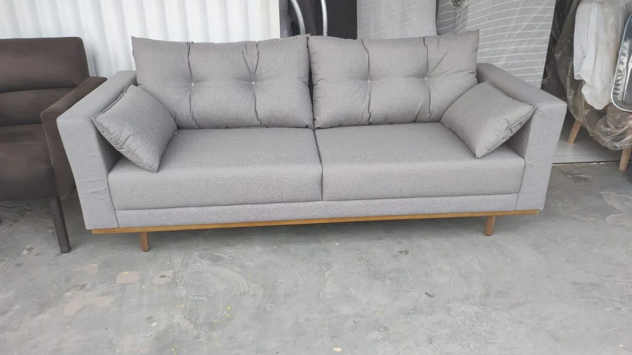 Sofá 4 lugares no linho cinza claro