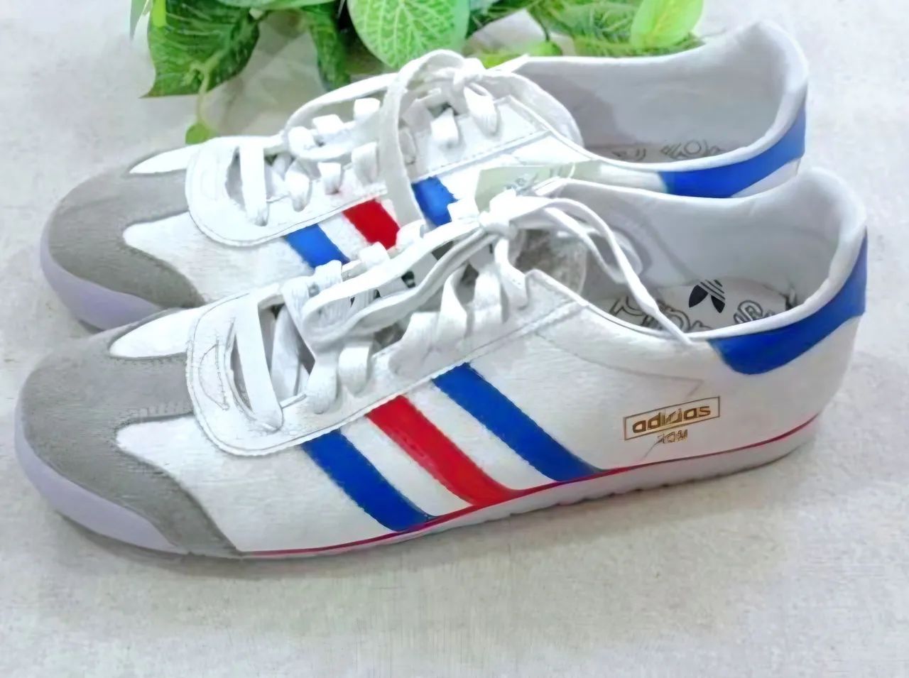 Tênis Adidas ROM branco com detalhes coloridos - Foto 2
