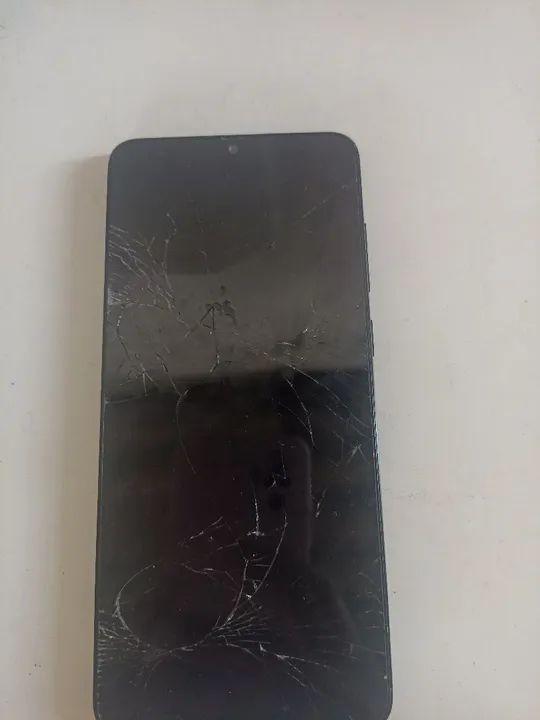 Smartphone com tela quebrada