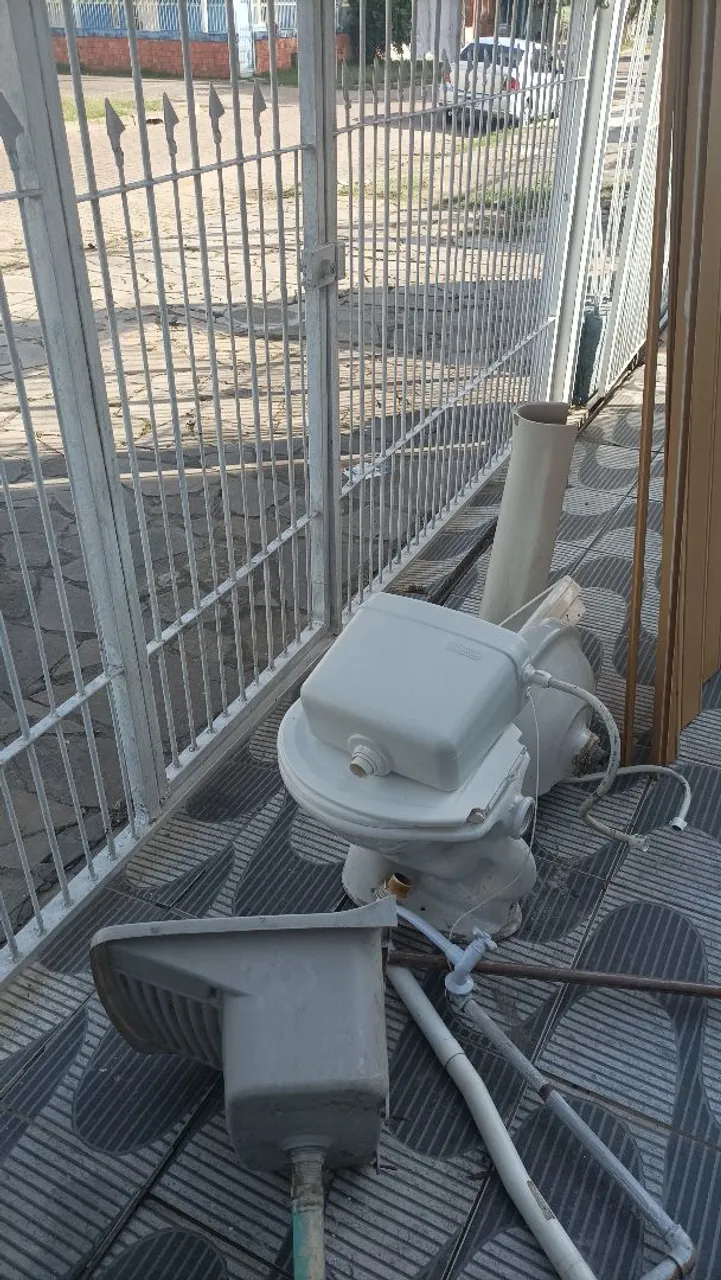 Vaso sanitário, pia, caixa de descarga, suporte para shampoo, porta e tanque e alguns cano