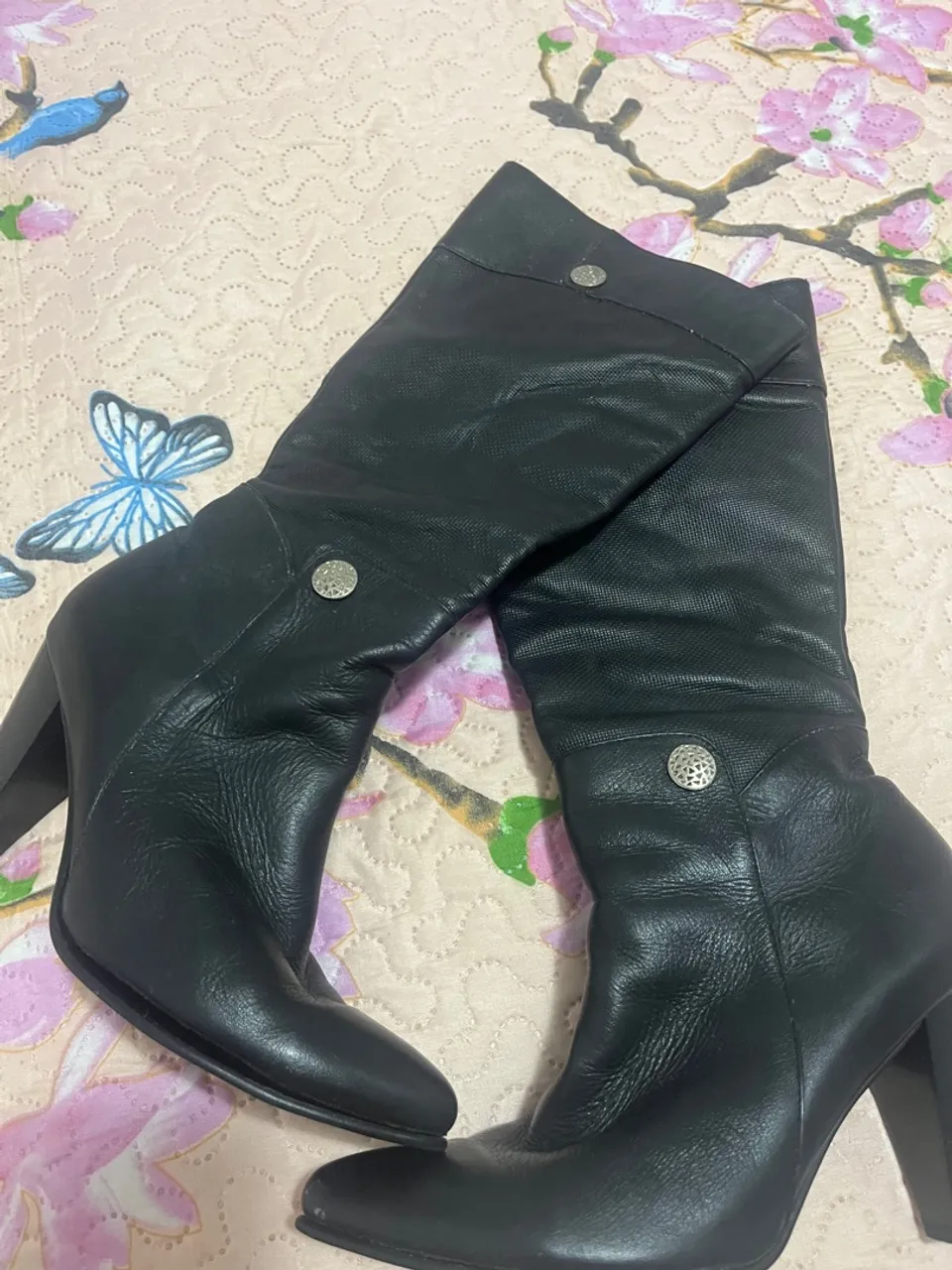 Botas de couro pretas com salto alto