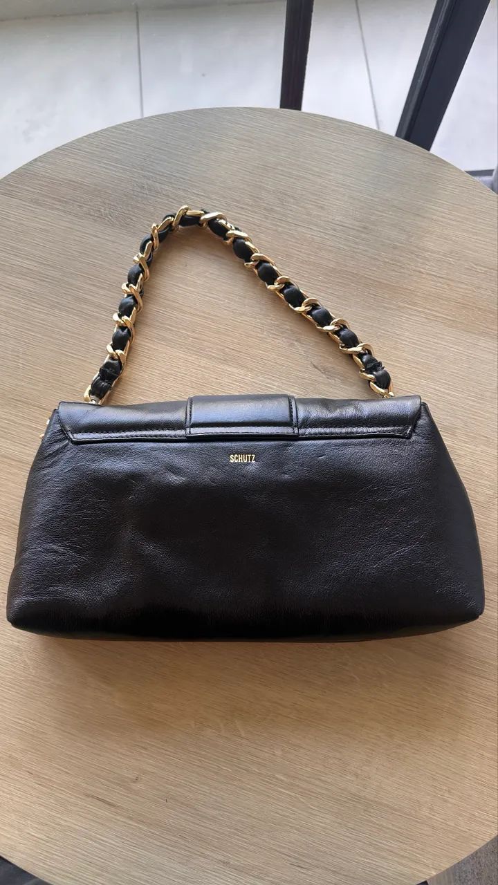 Bolsa Tote Schutz preta em couro com corrente dourada - praticamente nova - Foto 3