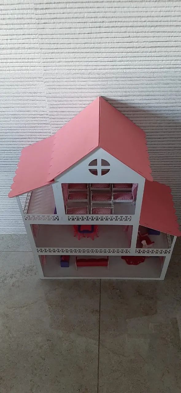 Casinha de madeira rosa e branca