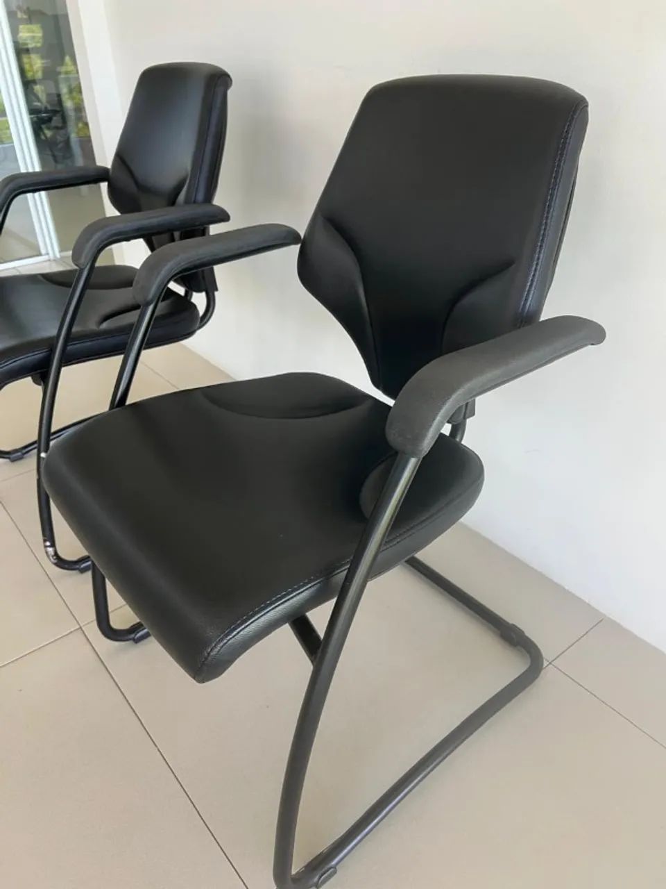 cadeira escritorio fixa preta - Foto 2