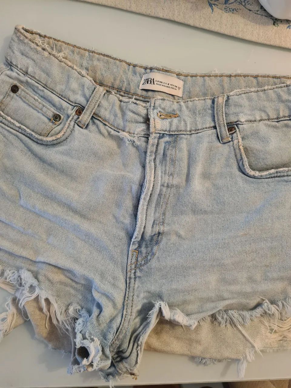Short Zara destroyed curto jeans - usado