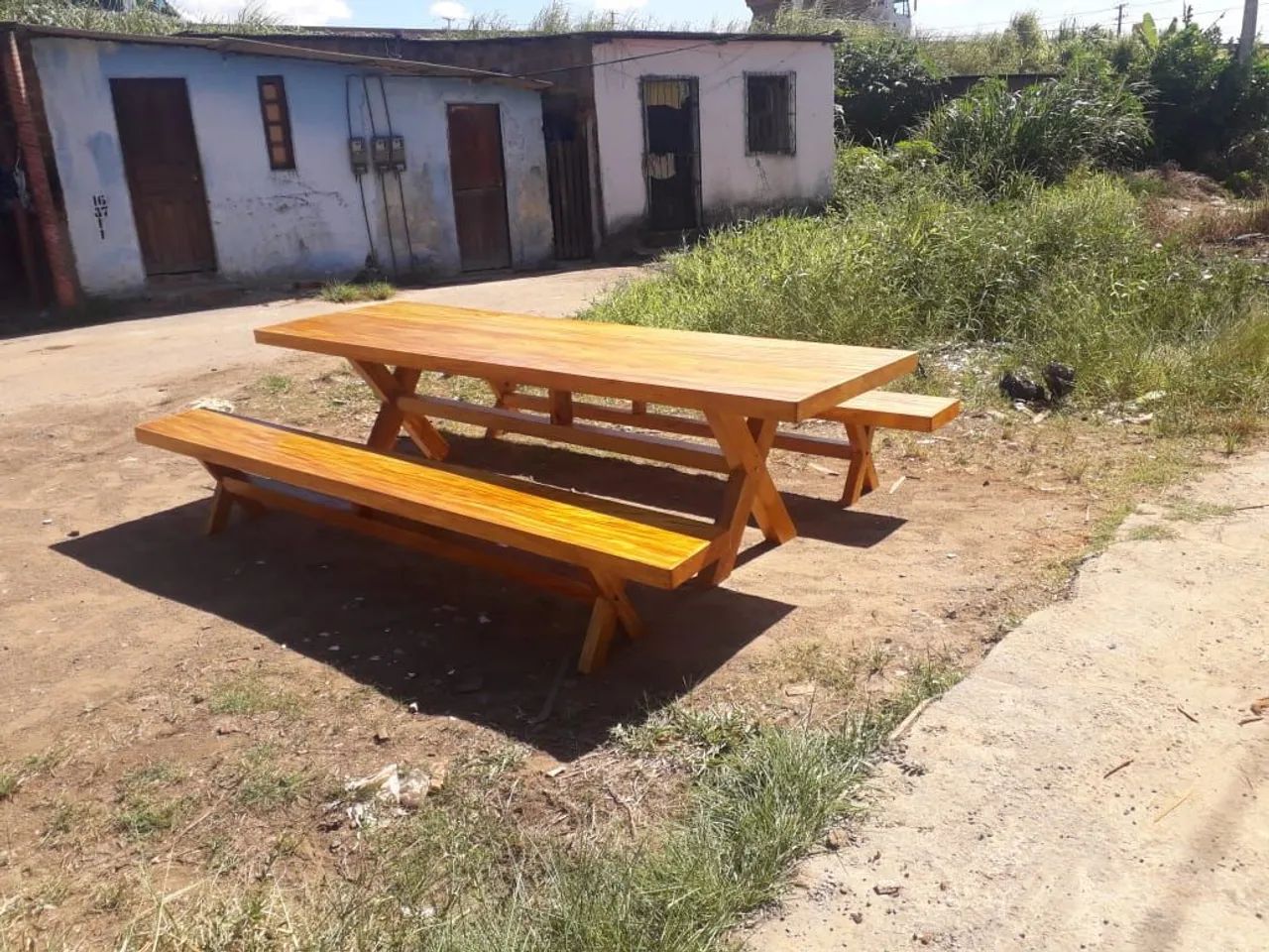Mesa grande com pé X + 2 bancos de madeira maciça - Foto 2