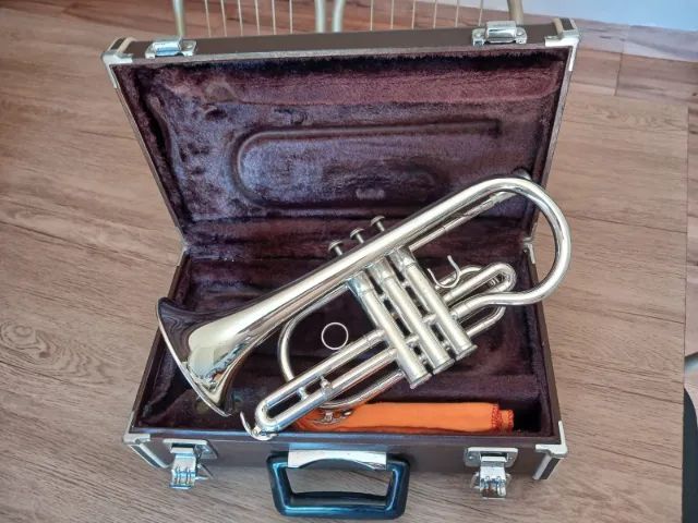 Cornet Yamaha em Si bemol Prateado com estojo - Foto 3
