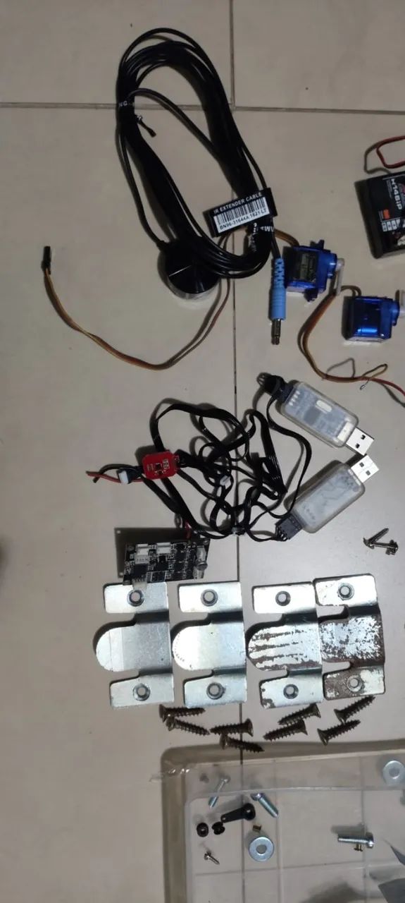 Kit Desapego: 2 Rádiostransmissores (Turnigy 9X + Futaba T6EXP + controlodares de gimbal + - Foto 2