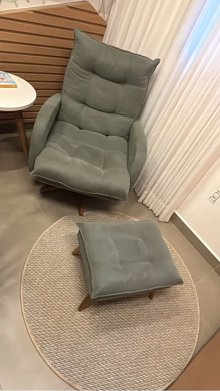 Poltrona amamentação com suporte pés