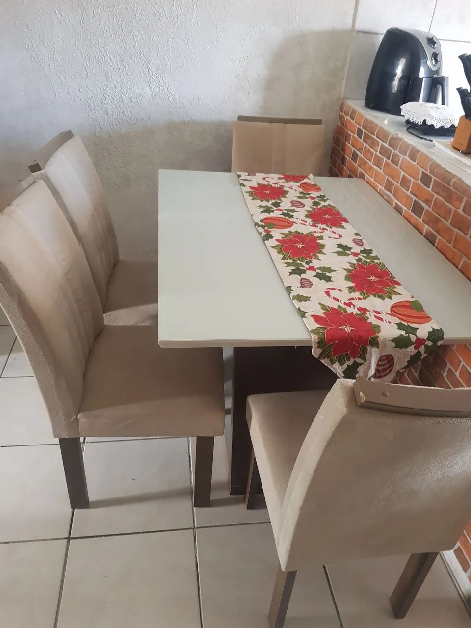 Mesa de jantar de  4 lugares com cadeiras acolchoadas - Foto 3