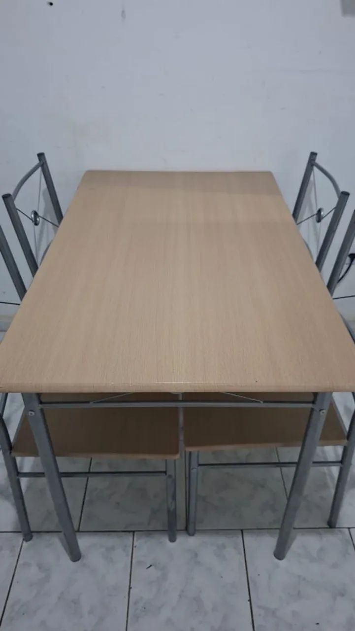 Vendo mesa de madeira de jantar com 4 cadeiras  - Foto 5