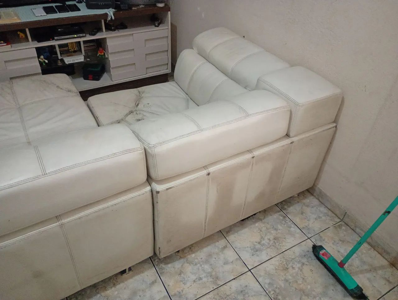 Sofá retrátil de couro sintético branco. 3 e 2 lugares  - Foto 4