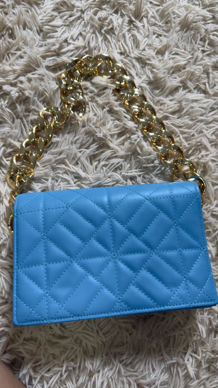 Bolsa azul com corrente dourada 