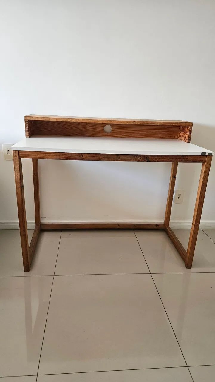 Mesa artesanal em madeira maçica com prateleira  - Foto 4