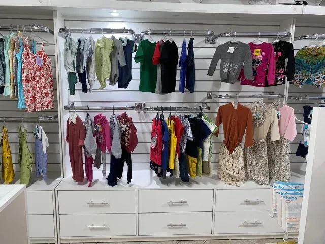 Estante em MDF com Painel Canaletado e 6 Gavetas
