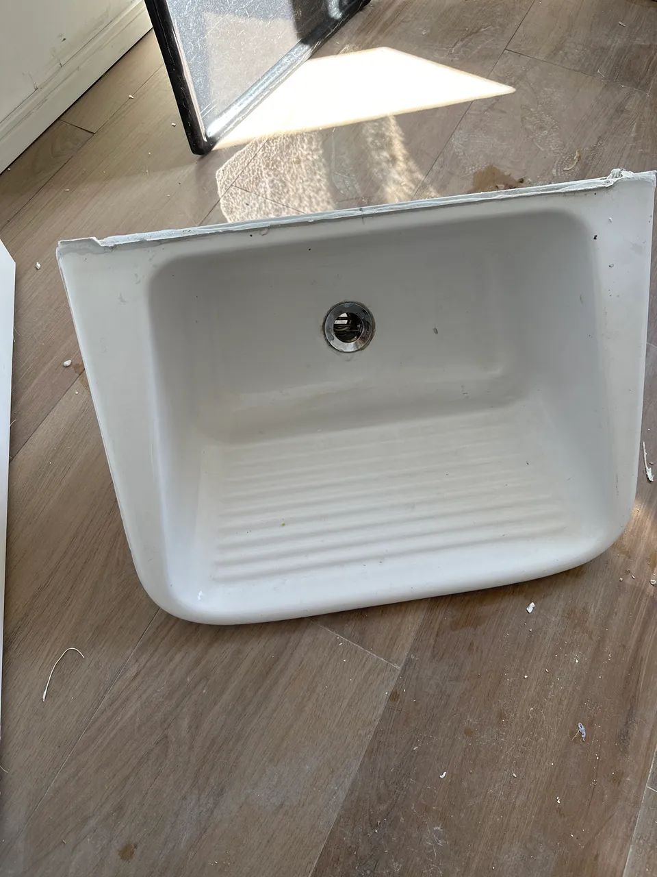 Tanque de lavar roupa branco