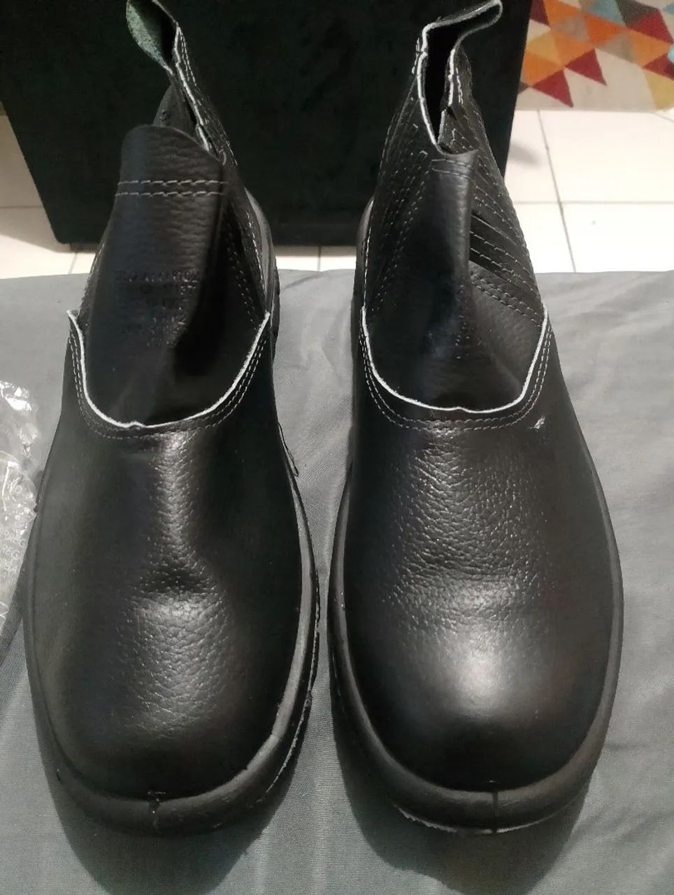 Bota preta de couro para trabalho 