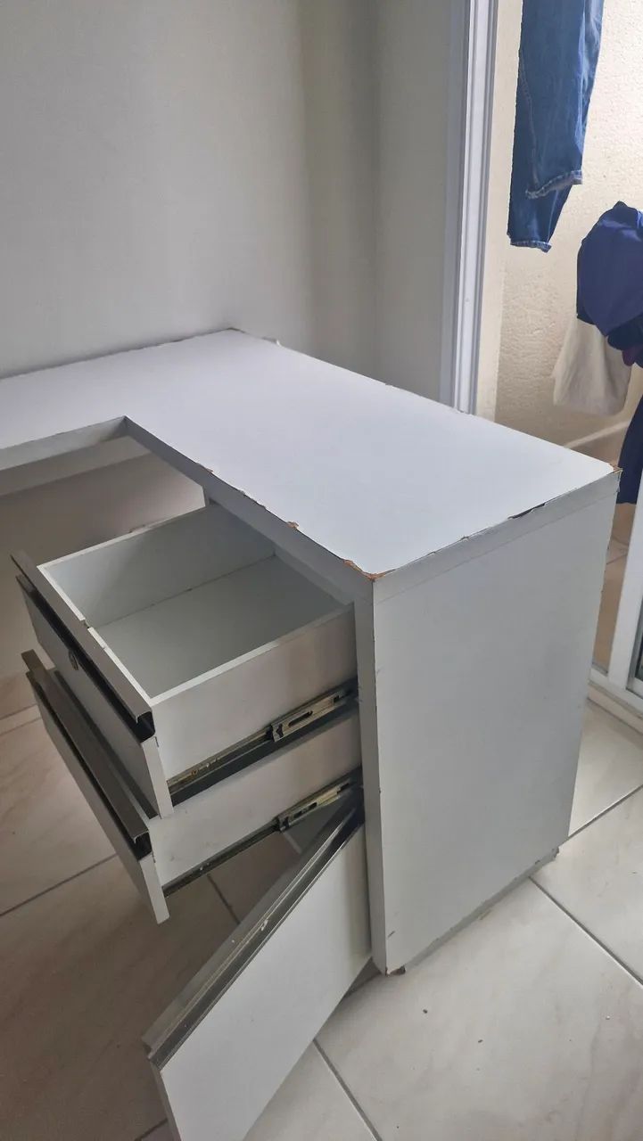 Mesa de madeira branca em L com com gavetas - Foto 3