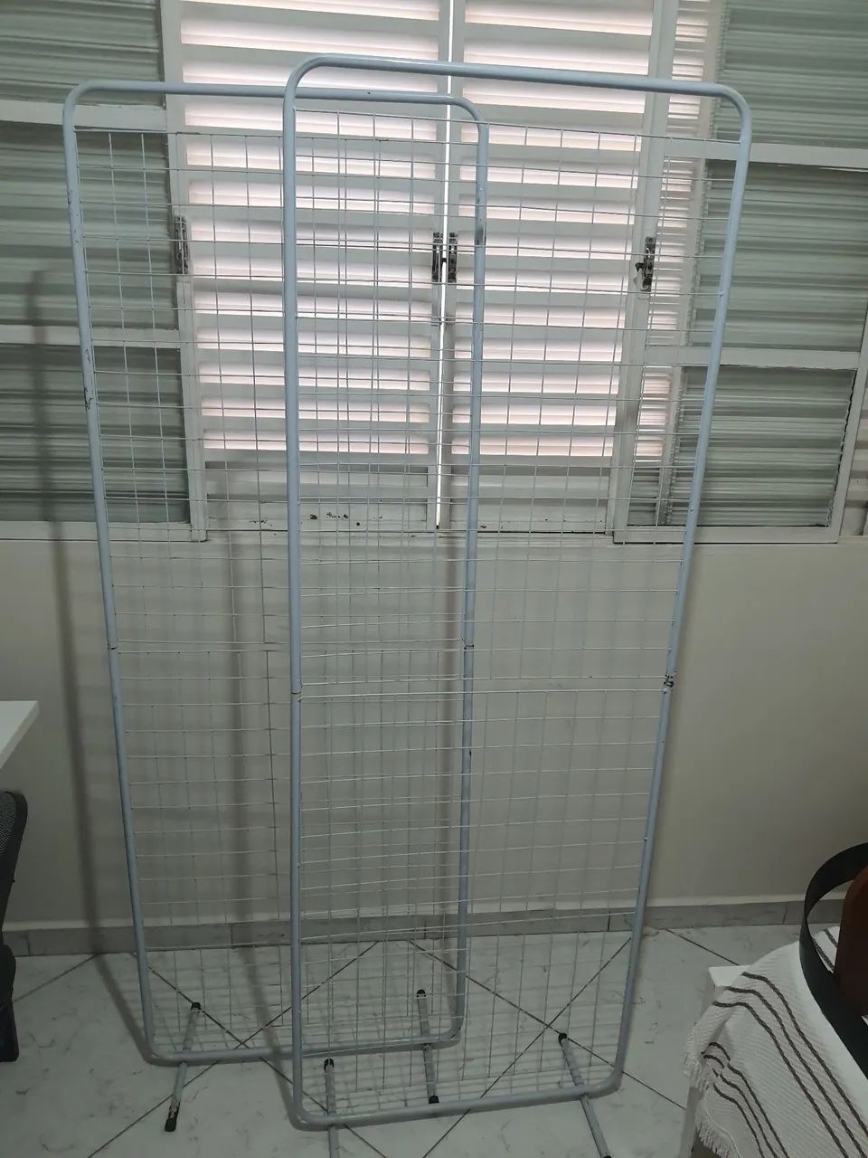 Biombo expositor de chão em tela aramada
