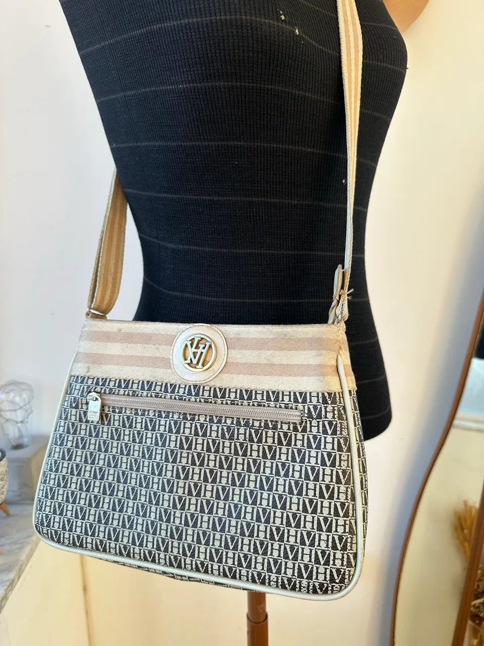 bolsa de ombro victor hugo monograma - Foto 2