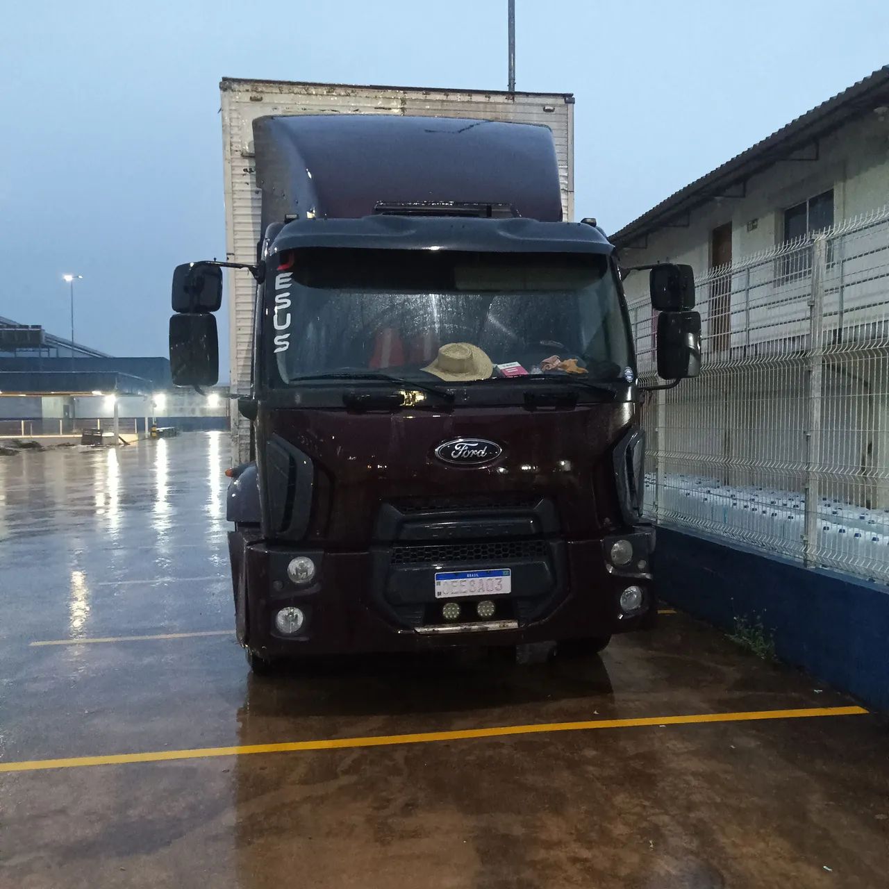 Vendo este lindo caminhão Ford Cargo 2429,ano 2013 Baú com 10m de comprimento , 18 palates - Foto 9