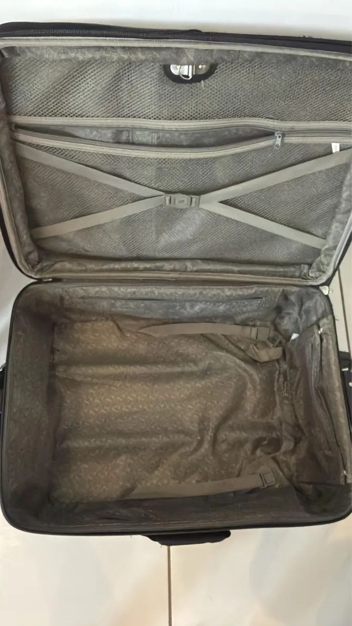 Mala Preta Média para viagem com 4 compartimentos