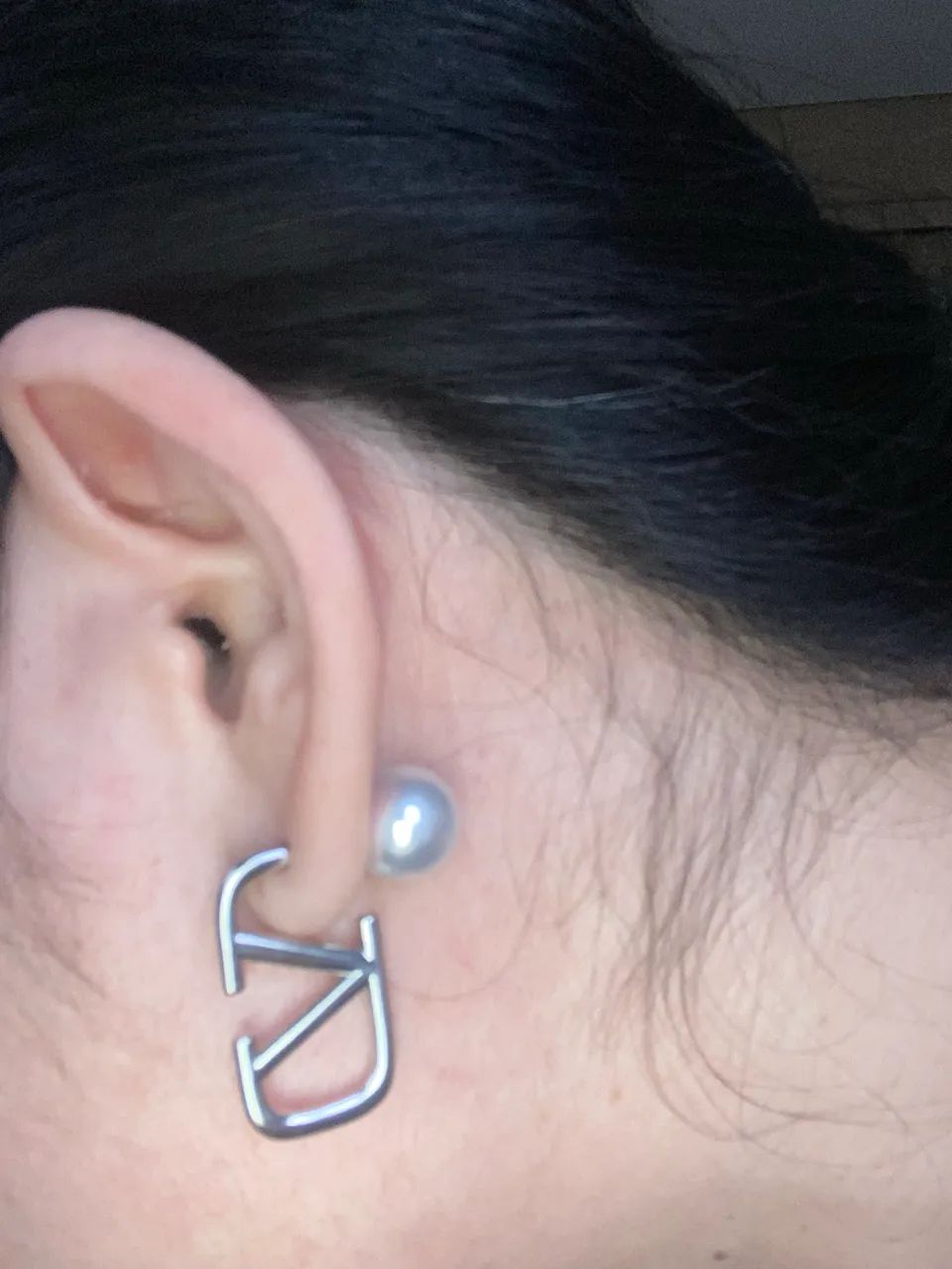 Brinco prateado Valentino inspiração com pérolas 