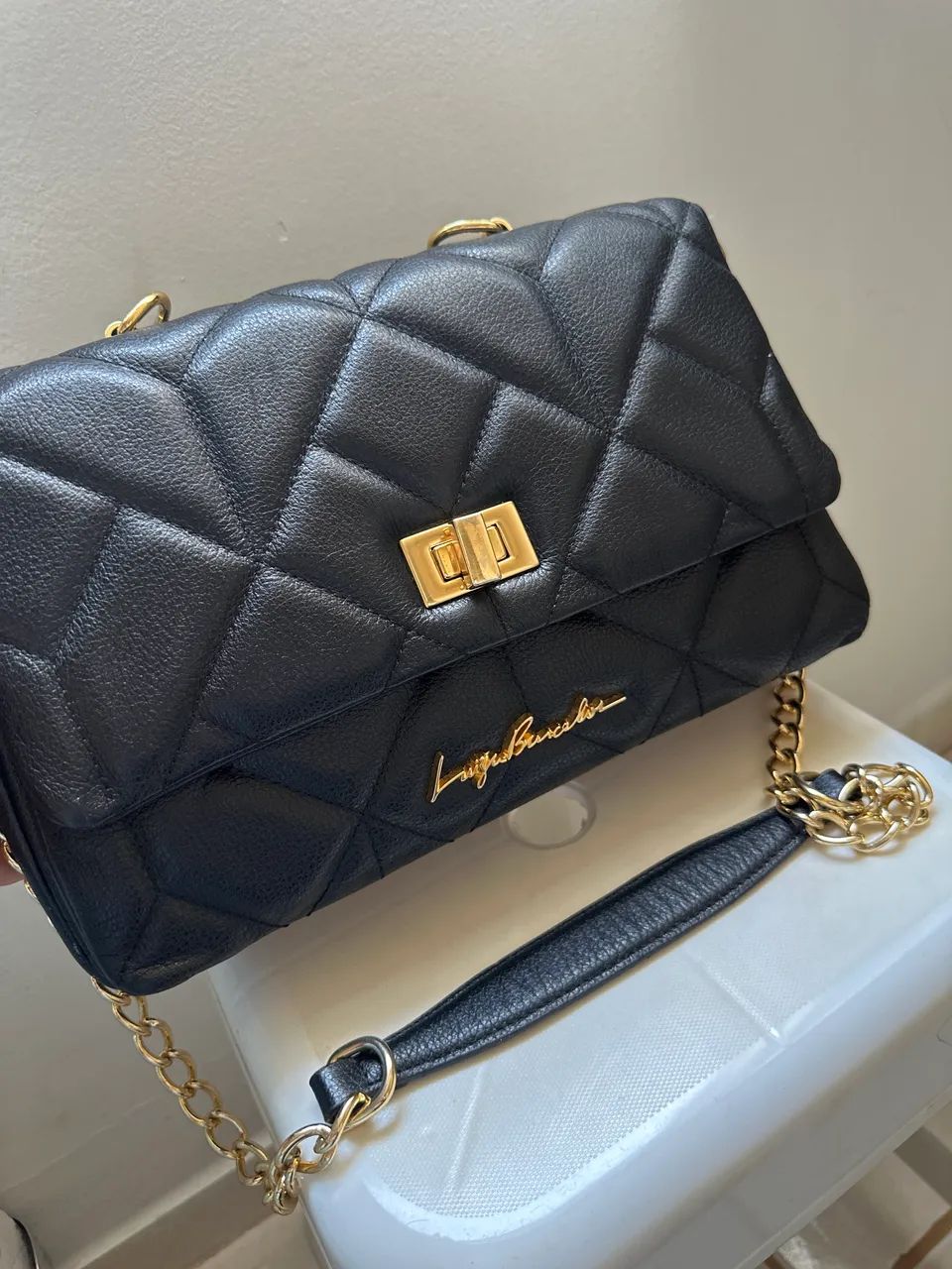 BOLSA EM COURO PRETO E ALÇA DE CORRENTE MÉDIA - Foto 2