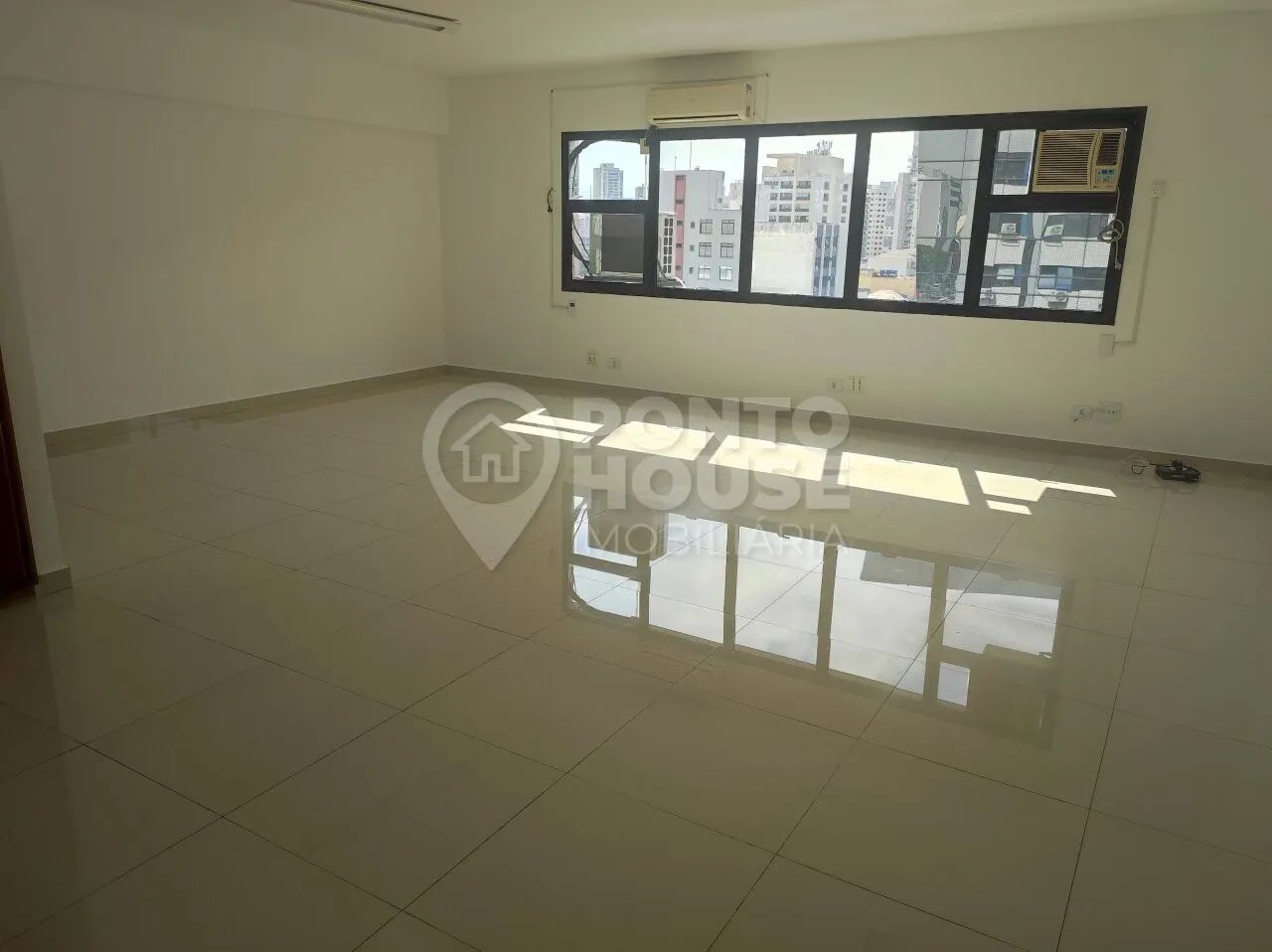 Conjunto com 76m, 2 banheiros e 2 vagas para locação na Vila Mariana