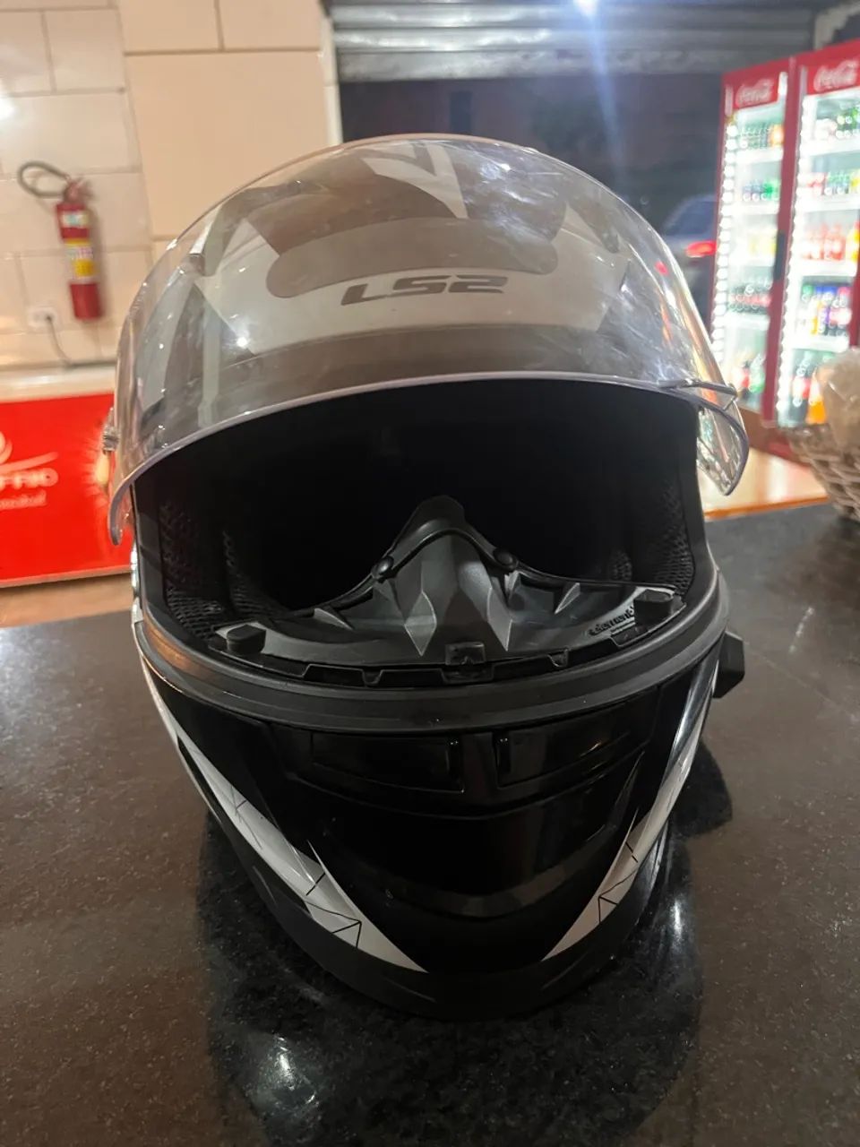 Capacete Ls2 Drazzer preto e branco - Foto 2