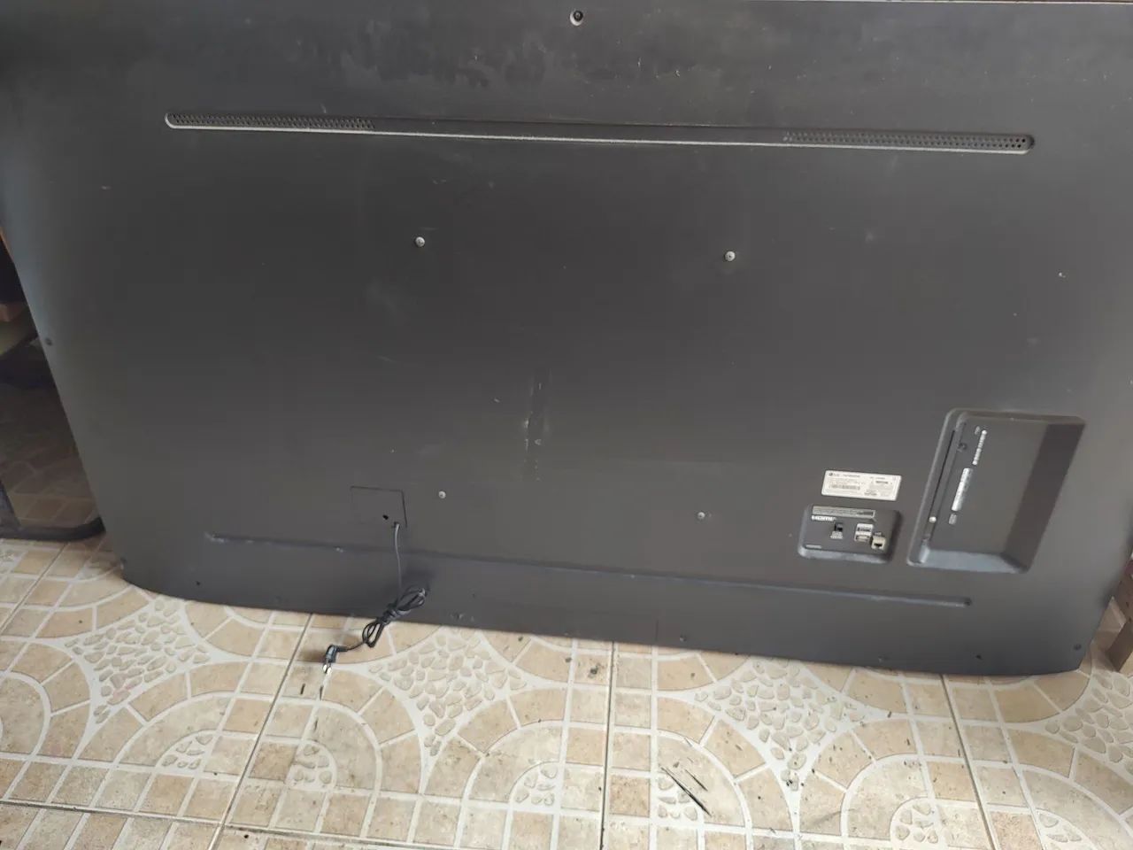 Vendo ou troco Tv LG 75 polegadas seminova funcionando perfeitamente com tela trincada - Foto 2