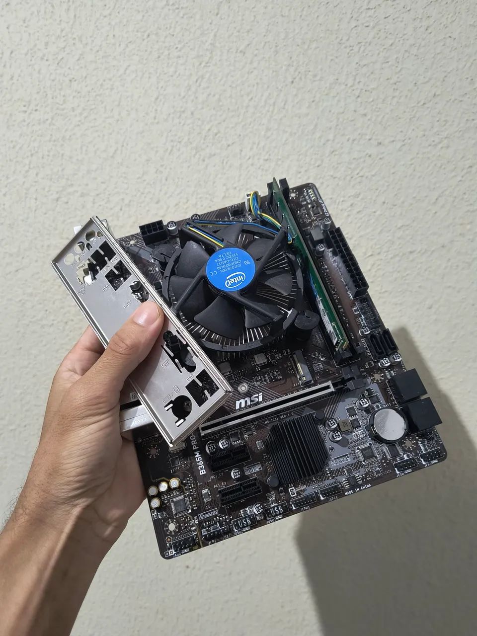 i5-9400f+マザーボード+SSD 256gbセット KIT I5 9400F + H310 MSI + 16GB DDR4 - Computadores e Desktops