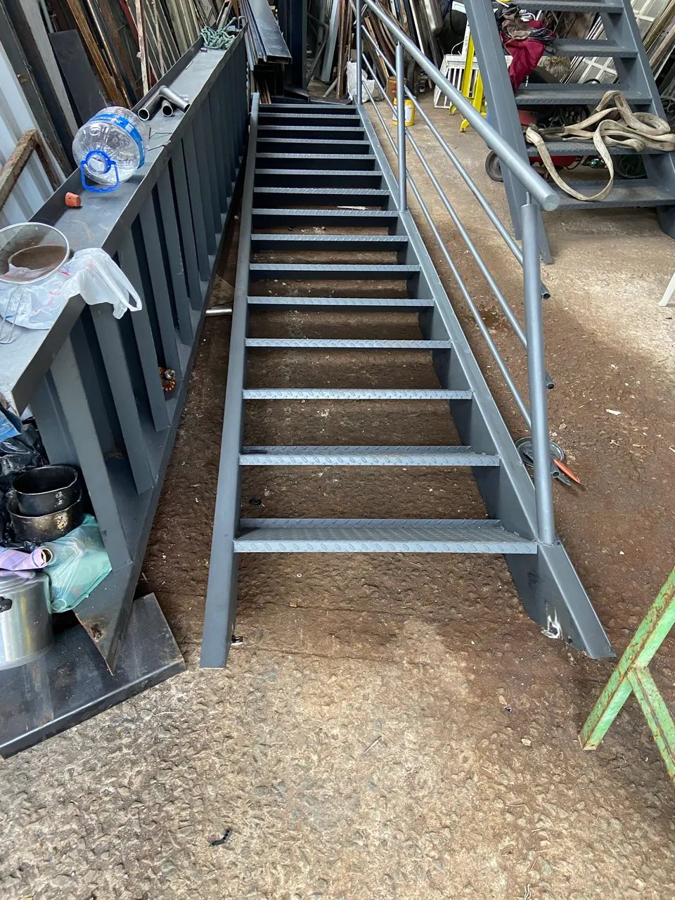 Escada antiderrapante com corrimão