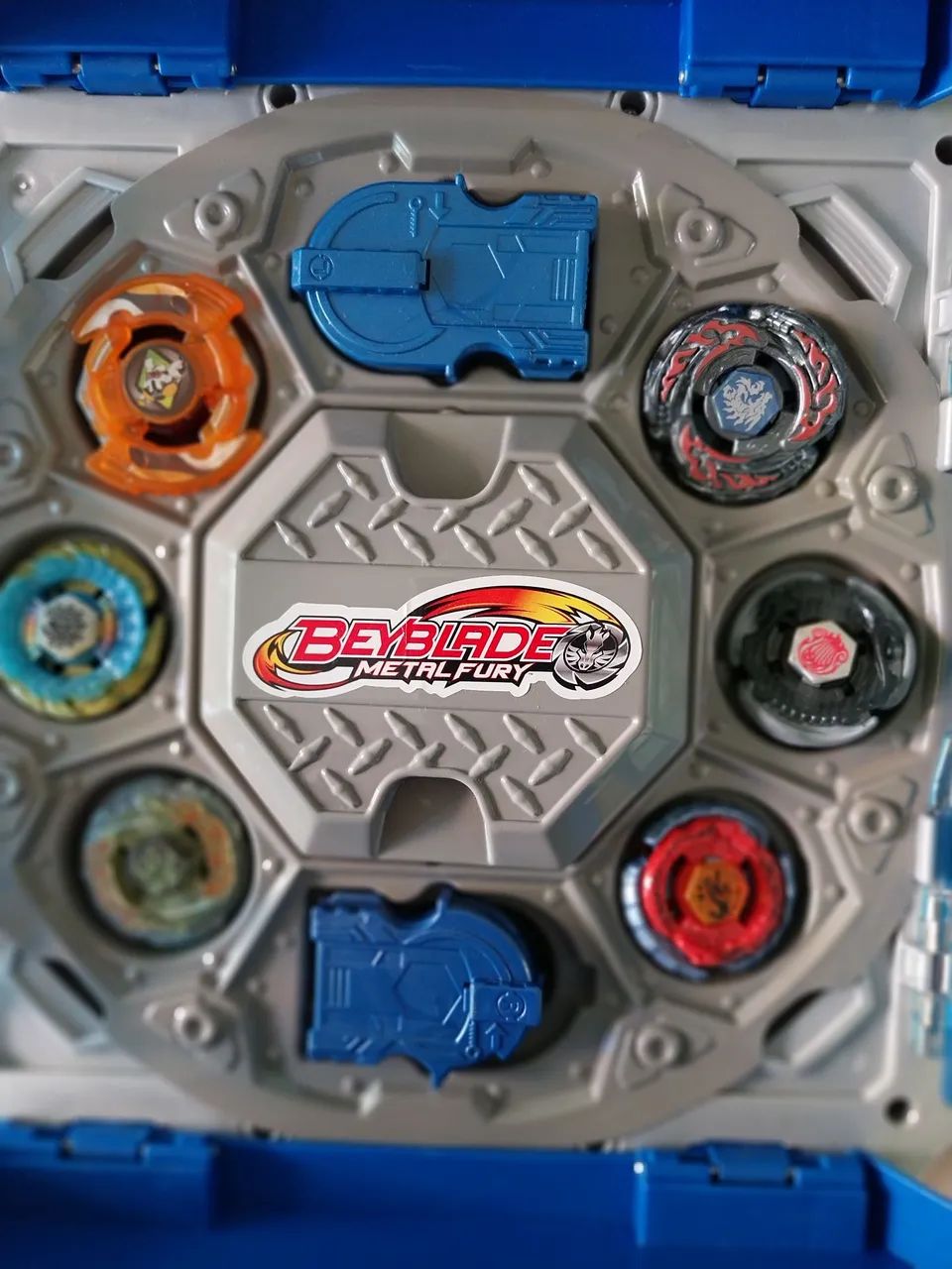 BeyBlade, Maleta, Arena, peões e  suportes. - Foto 4