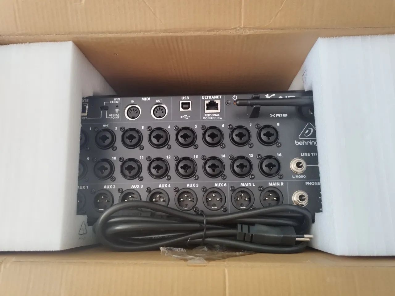 Mesa de Som Behringer XR 18 - Foto 4