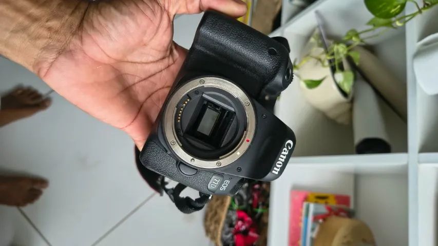 Camera Canon 77D