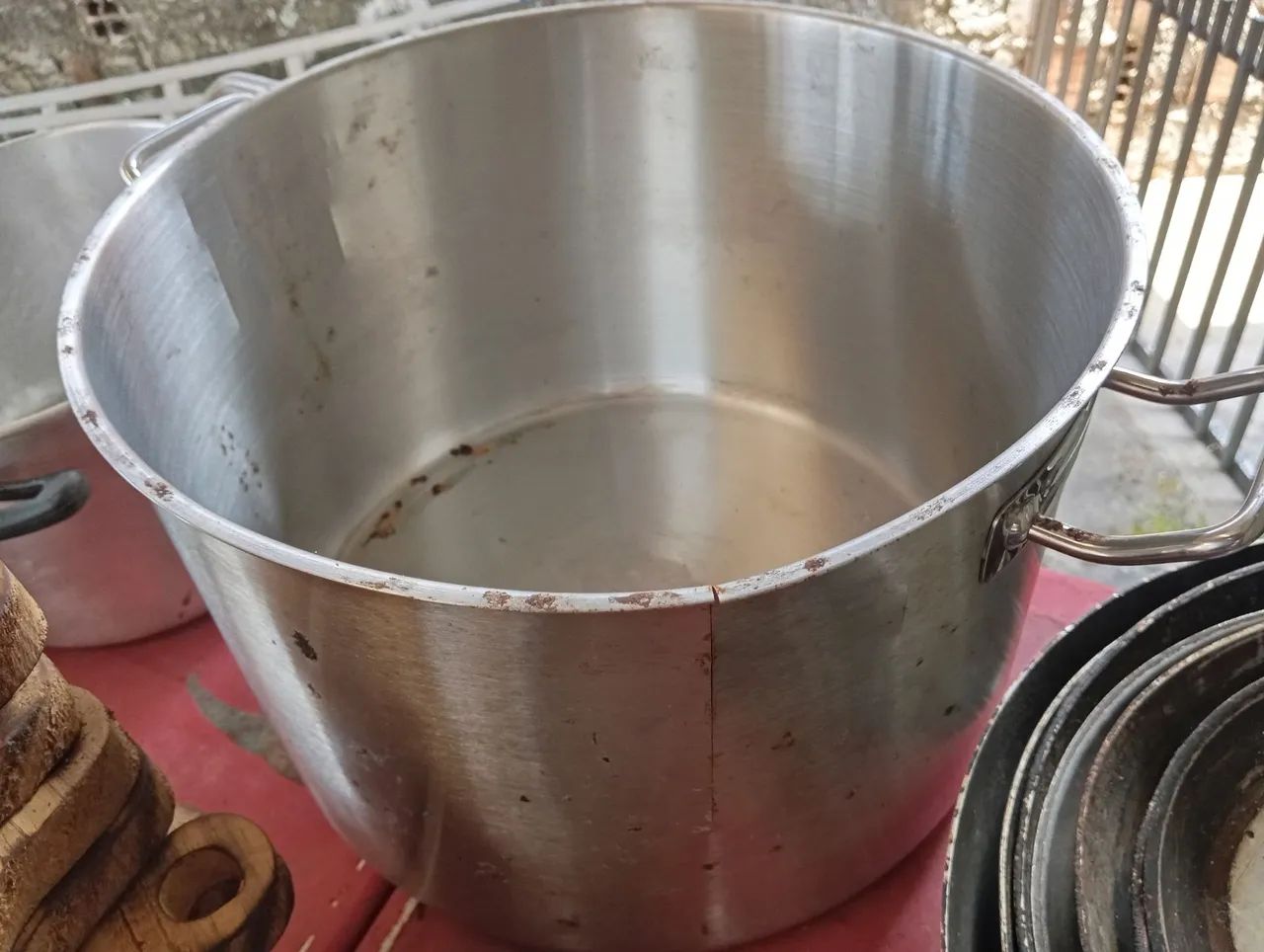 Freezer, frigideiras, panelas e tábuas de madeira para servir lanches  - Foto 2