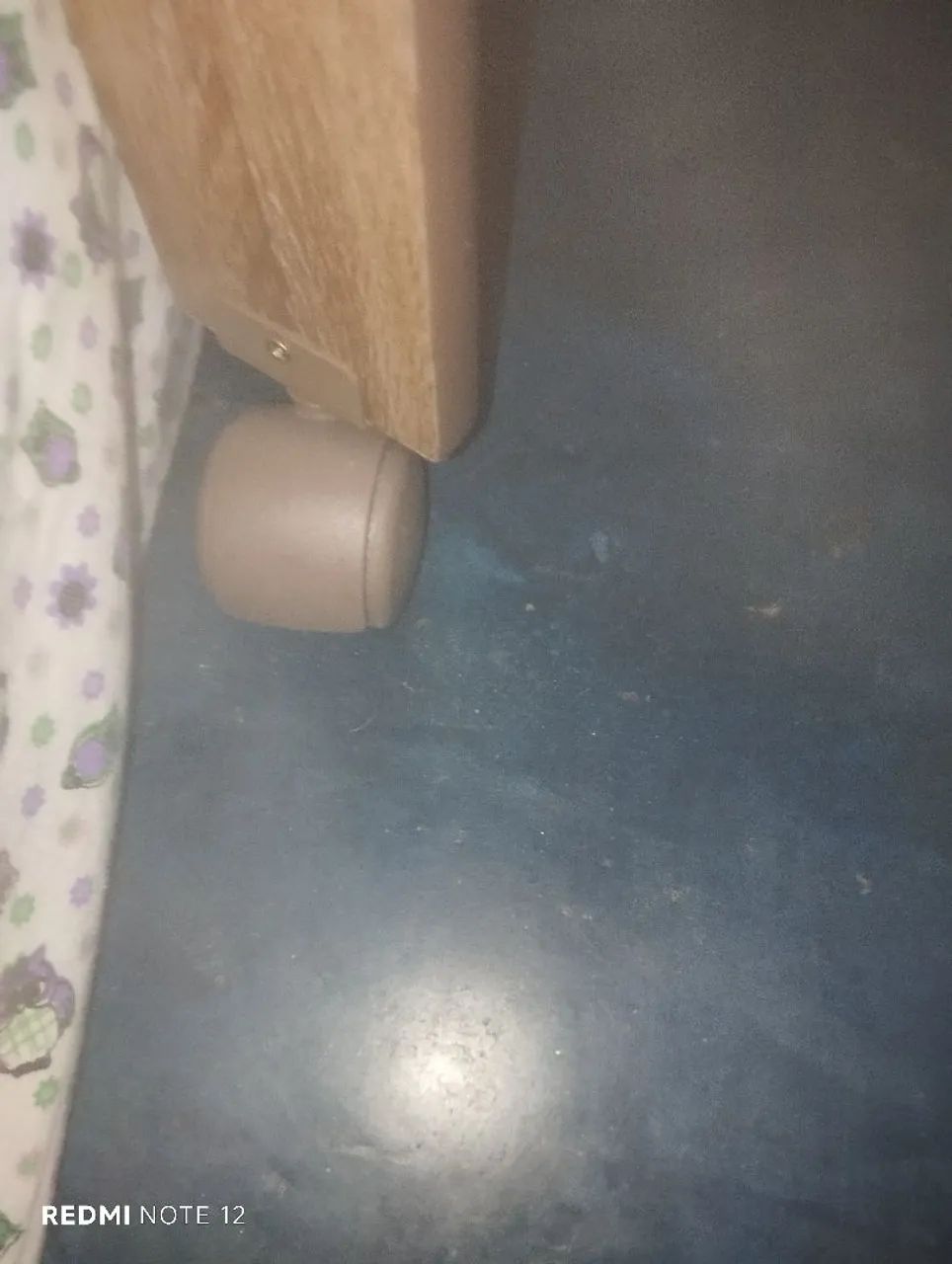 Berço com colchão e um lençol e um mosquiteiro
