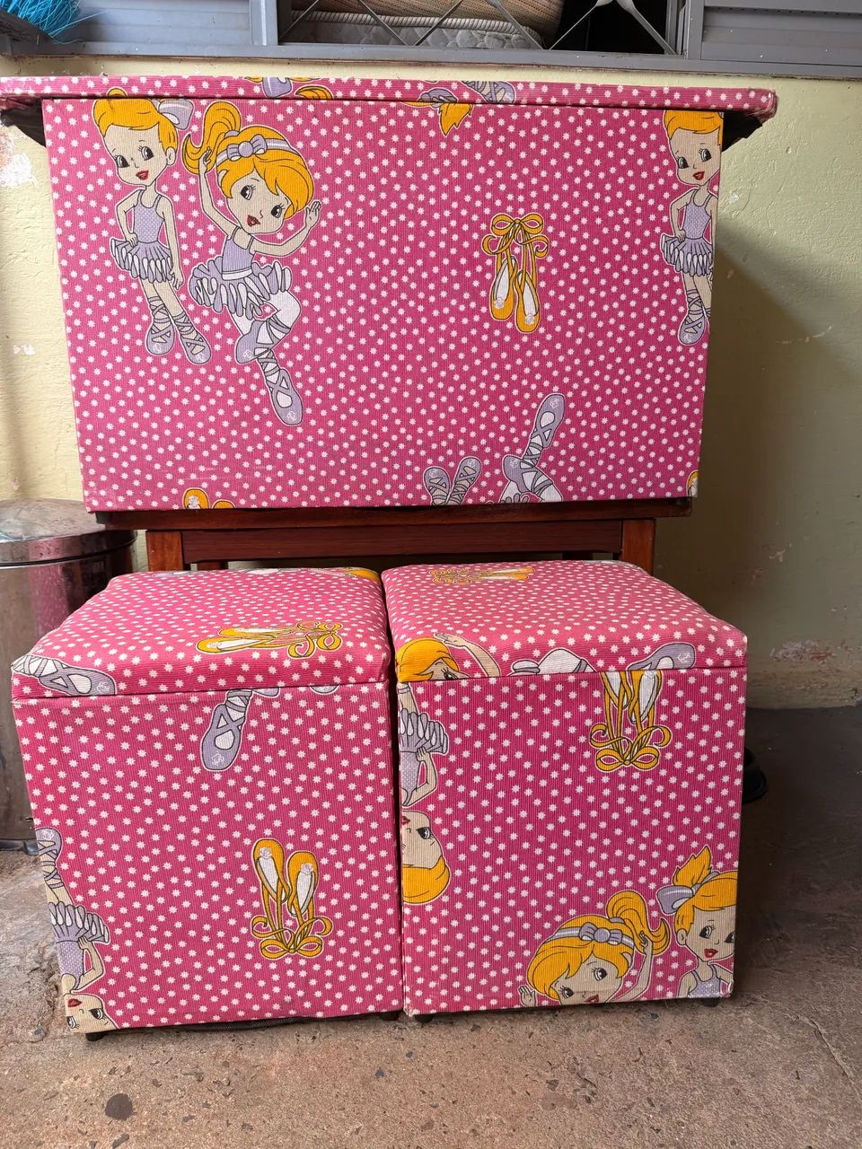 Vende-se baú infantil com banquetas  - Foto 2