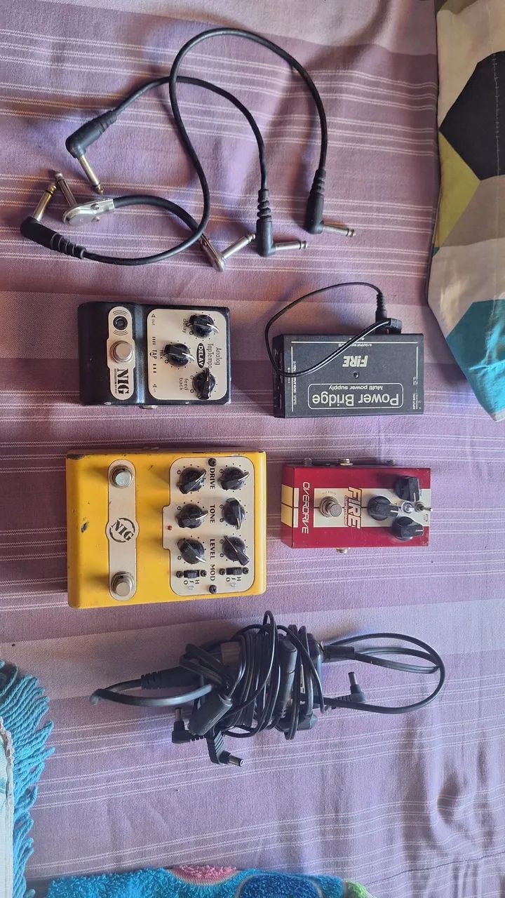 Pedais de guitarra e fonte - Foto 3